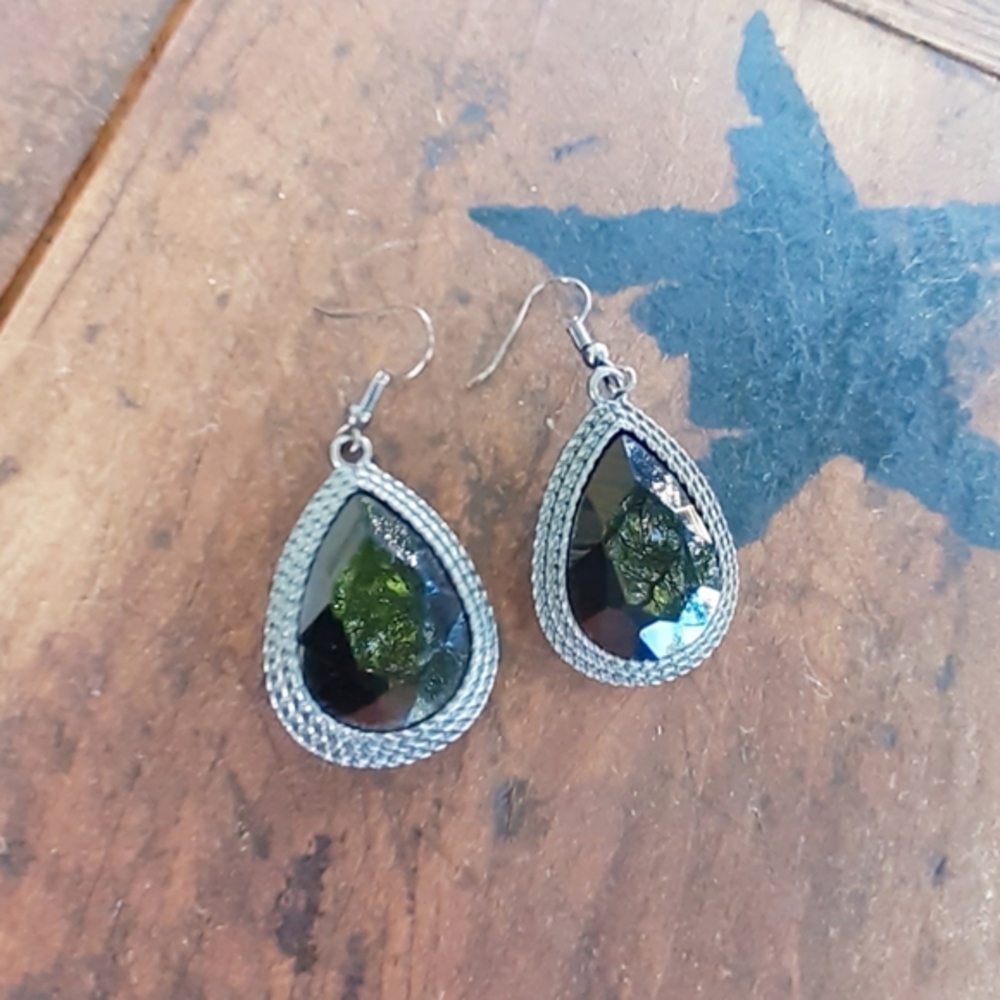 Black gemstone earring in gunmetal setting. Zinc Alloy for sensitive ears! - Picture 2 of 4